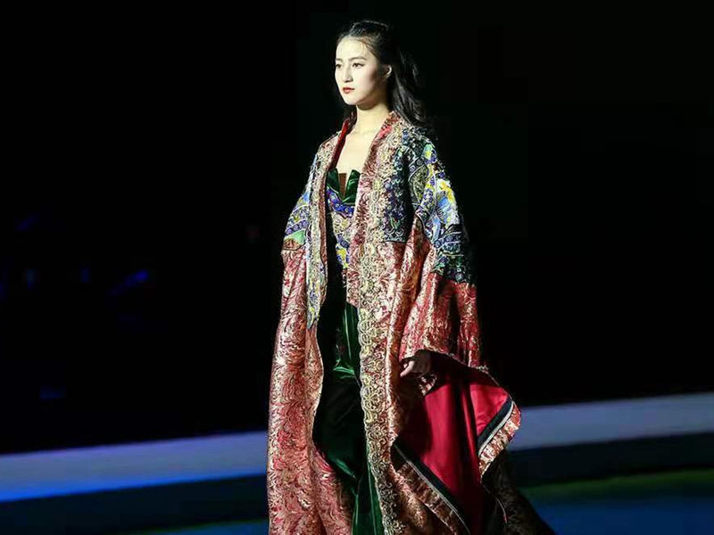 Dunhuang elements shine at int’l fashion week