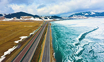 Rare spectacle of crushed ice being washed ashore occurs in NW China's Xinjiang