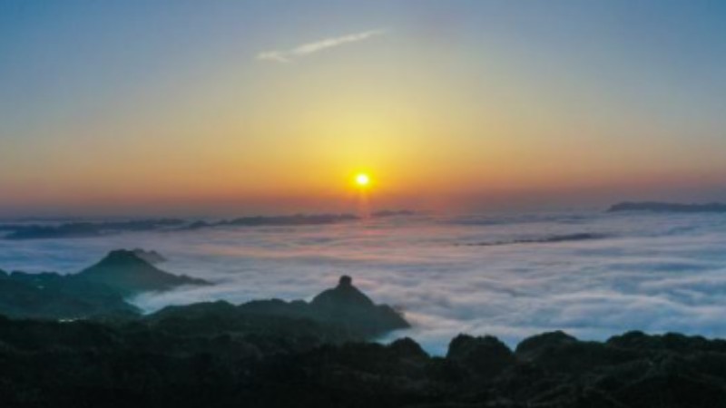 Scenery of sea of clouds at Jinfo Mountain, SW China