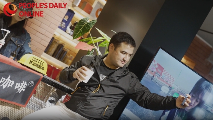 Participants in Belt and Road Youth Friendship Exchange program try stove-boiled tea in Guiyang