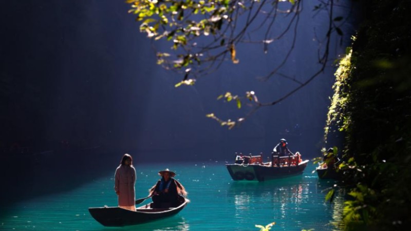 Tourists enjoy view of Pingshan canyon in Hefeng, C China's Hubei