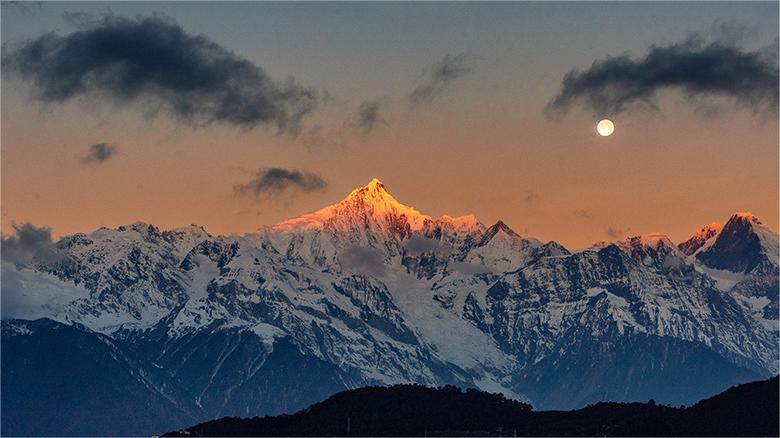 New Year's first sunlight illuminates mountains in SW China's Yunnan