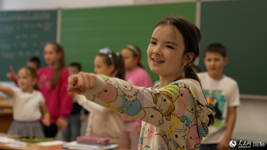 Students dance during a class break at the Hungarian-Chinese bilingual school in Budapest, Hungary, May 8, 2024. (People's Daily Online/Su Yingxiang)