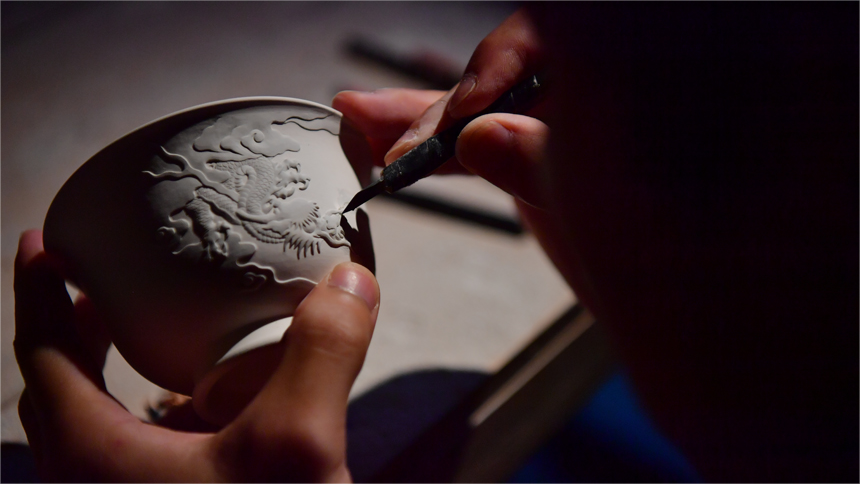 Young artisans chase dreams in "porcelain capital" Jingdezhen