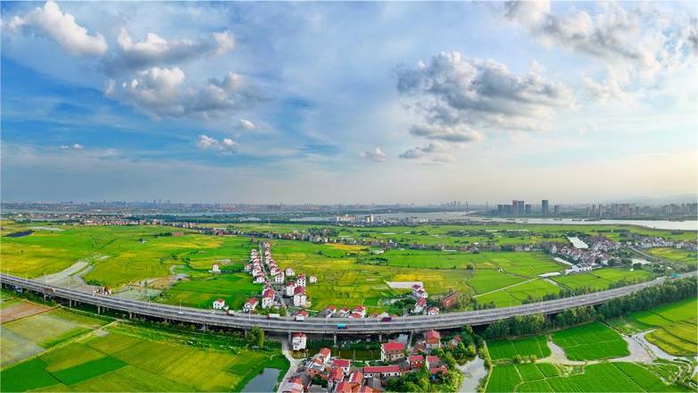 Stunning view near expressway in E China’s Jiangxi