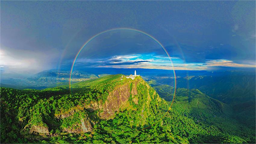 Double rainbow dazzles over Jizu Mountain in SW China's Yunnan