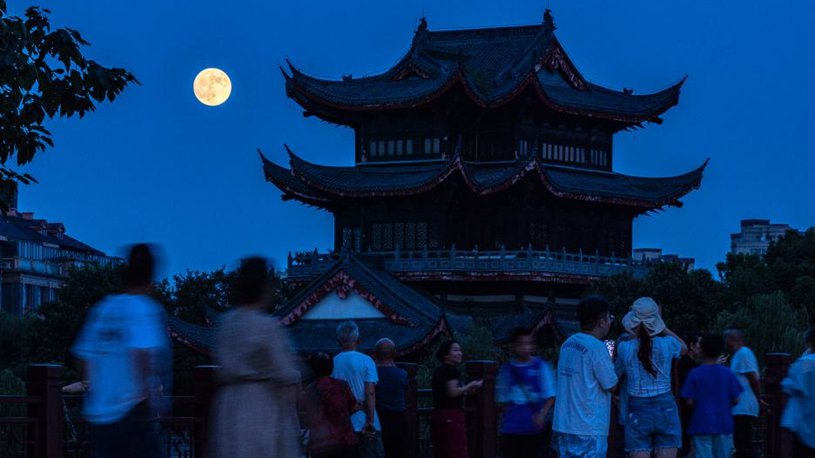 Full moon shines on night of Mid-Autumn Festival in China