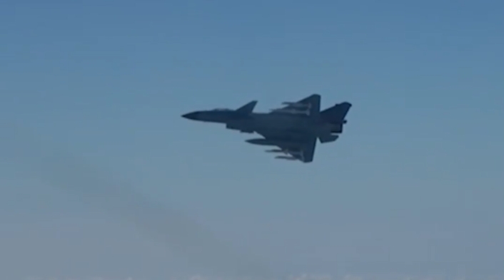 PLA Eastern Theater air forces filmed with Taiwan Island's Central Mountain Range