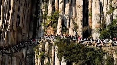 Bustling walkway on Shuce Cliff