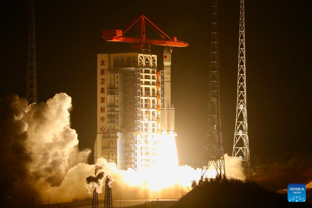 China successfully launches new satellite group